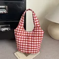 Borsa tote in tela a quadretti bianchi e rossi con tasche frontali e manici larghi - Rosso