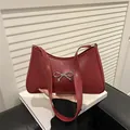 Bolso de hombro minimalista rojo oscuro en cuero sintético con hebilla de lazo plateada - Rojo