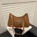 Bolso de hombro en ecocuero marrón con detalle de lazo metálico plateado y textura - Marrón