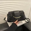 Borsa a tracolla nera in pelle minimalista con metallo dorato e motivi di lettere scure - Nero