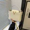 Borsa a mano rettangolare bianca in ecopelle con fibbia a V dorata e tracolla sottile - Bianco