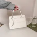 Sac à main blanc en similicuir avec détails motif crocodile et doubles poignées - Blanc Cassé