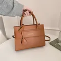 Sac à main vintage marron avec motif crocodile embossé et logo doré Fashion & Bags - Marron