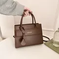Sac à main marron foncé effet crocodile avec bandoulière réglable et poignées - Marron