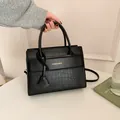 Sac à main noir rétro gaufré crocodile avec doubles poignées et lettrage doré chic - Noir