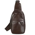 Borsa da petto da uomo in ecopelle marrone scuro con trama litchi e tracolla - Marrone