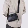 Herren Umhängetasche aus schwarzem PU-Leder mit Känguru-Logo und horizontalem Reißverschluss - Schwarz