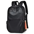 Mochila negra minimalista para portátil con puerto USB y detalle naranja, vista a 45 grados - Negro