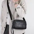 Bolso bandolera de hombre en piel sintética negra con textura litchi y logo HCDS - Negro