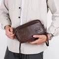 Bolso de mano vintage para hombre en cuero marrón oscuro con logotipo y correa - Marrón