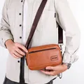 Bolso bandolera marrón para hombre de piel sintética con textura y correa ajustable - Caqui