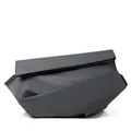 Bolso bandolera impermeable negro mate para hombre con un diseño geométrico minimalista - Gris Volcán (Hebilla Magnética)