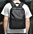 Mochila negra moderna e impermeable para portátil, vista trasera en modelo urbano - Negro
