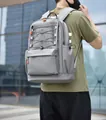 Mochila funcional gris moderna con detalles naranjas y bolsillo de red para estudiantes - Gris