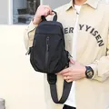 Herren Brusttasche aus schwarzem Nylon mit großem Fassungsvermögen und Seitentaschen - Schwarz