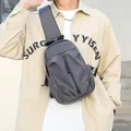 Dunkelgraue Herren Crossbody Brusttasche aus Nylon mit großem Fassungsvermögen und Reißverschluss - Grau