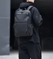 Mochila de negocios negra minimalista de tela impermeable y con un diseño ergonómico - Negro