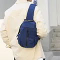 Dunkelblaue Herren-Brusttasche aus Nylon mit vertikalem Reißverschluss und Polsterung - Blau