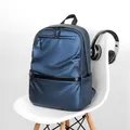 Elegante mochila de viaje de negocios azul oscuro de gran capacidad en una silla blanca - Azul