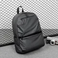 Mochila de negocios gris oscuro en tela impermeable mate con detalles de cuero - Gris