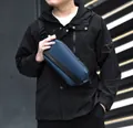 Bandolera azul marino para hombre con hebilla magnética y correa ajustable sobre el modelo - Azul