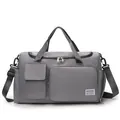 Dettaglio borsa da viaggio in nylon grigio scuro con manici e finiture argentate - Grigio