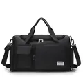 Dettaglio borsa da viaggio in nylon nero impermeabile con cerniere e logo del marchio - Nero
