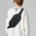 Borsa a tracolla da uomo in tessuto Oxford nero capiente con tracolla regolabile - Nero
