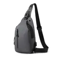 Dunkelgraue wasserfeste Crossbody-Brusttasche mit USB-Port und verstellbarem Gurt - Upgrade Version (Mit Lade Kopfhörerloch) / Grau