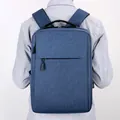 Blauwe zakelijke laptoprugzak met USB-poort en ergonomische riemen getoond op model - Blauw