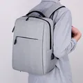 Grijze zakelijke laptoprugzak met USB-poort en ergonomische riemen voor werk en reizen - Grijs