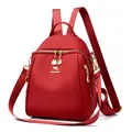 Zaino versatile in tessuto Oxford rosso con logo a canguro dorato e tre modalità di trasporto - Piccolo / Rosso