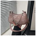 Rosa Hobo-Tasche aus Kunstleder mit weißem Buchstaben-Print und silberner Herzkette - Rosa