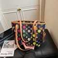 Dettagli della stampa colorata e rifiniture in pelle marrone sulla grande borsa shopper - Nero