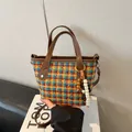 Detailansicht der Retro-Gitter-Tragetasche mit Lederriemen und dekorativem Perlenanhänger - Mit Anhänger / Gelb Kariert