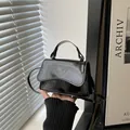 Piccola borsa quadrata in vernice nera lucida con design a patta ondulata alla moda - Nero