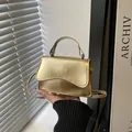 Mini borsa a tracolla oro metallizzato con patta ondulata e manico sottile - Oro