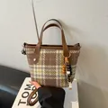 Detail der braunen Karo-Einkaufstasche mit Retro-Wollstoff und Holzperlen-Anhänger - Mit Anhänger / Khaki Karo