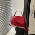 Mini borsa quadrata in vernice rossa lucida con patta a onda e tracolla coordinata - Rosso