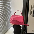 Mini borsa a tracolla in pelle verniciata rosa lucido con patta a onda - Rosa