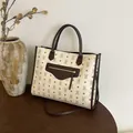 Bolso tote crema con diseño de osos, asas marrones y correa de hombro extraíble - Blanco