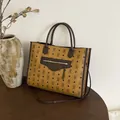 Bolso tote grande marrón con monograma de oso y una correa de hombro ajustable - Marrón