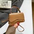 Mini borsa a mano quadrata marrone in pelle verniciata con tracolla sottile - Marrone