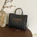 Bolso tote negro grande con estampado de osos y asas marrones en mesa de madera - Negro