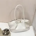Dettaglio della borsa tote plissettata bianco perla con fibbia dorata e texture liscia - Bianco