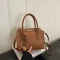 Σκούρα καφέ τσάντα tote με υφή lychee, κρεμαστό κεράσι και αφαιρούμενο λουράκι - Καφέ