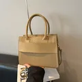 Khaki Handtasche mit Schlangenmuster-Prägung aus Kunstleder und Schultergurt - Khaki