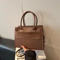 Braune Handtasche mit Krokodilprägung, runden Griffen und abnehmbarem Schultergurt - Braun