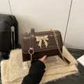 Petit sac carré marron à motif crocodile avec boucle papillon dorée et chaîne - Marron
