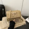 Sac à bandoulière beige motif crocodile avec boucle papillon dorée et chaîne chic - Kaki